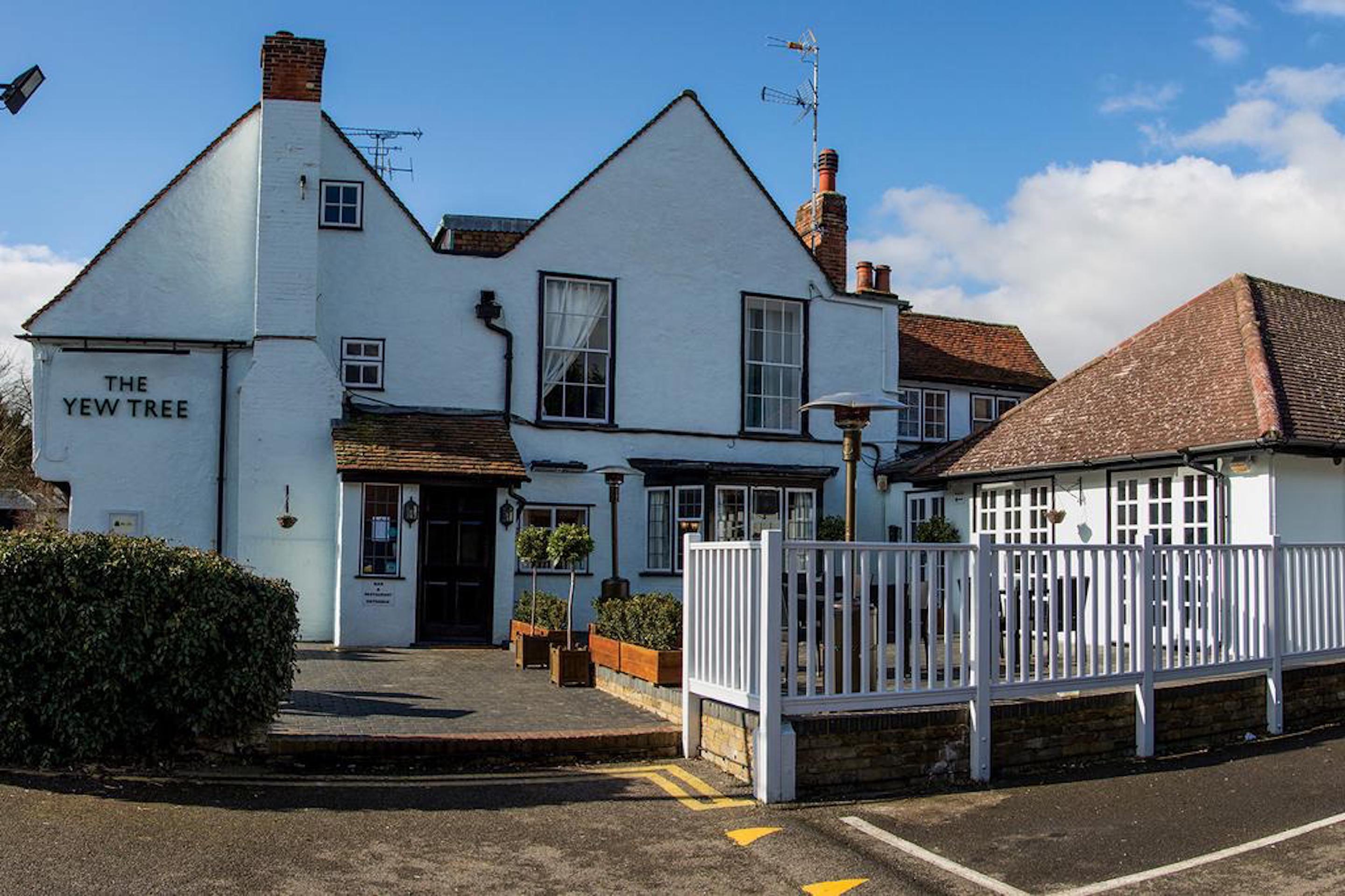 Stay And Relax At The Yew Tree Manuden Exterior photo