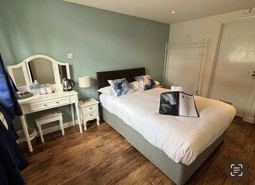 Stay And Relax At The Yew Tree Manuden Exterior photo