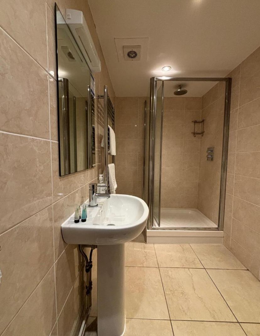 Stay And Relax At The Yew Tree Manuden Exterior photo