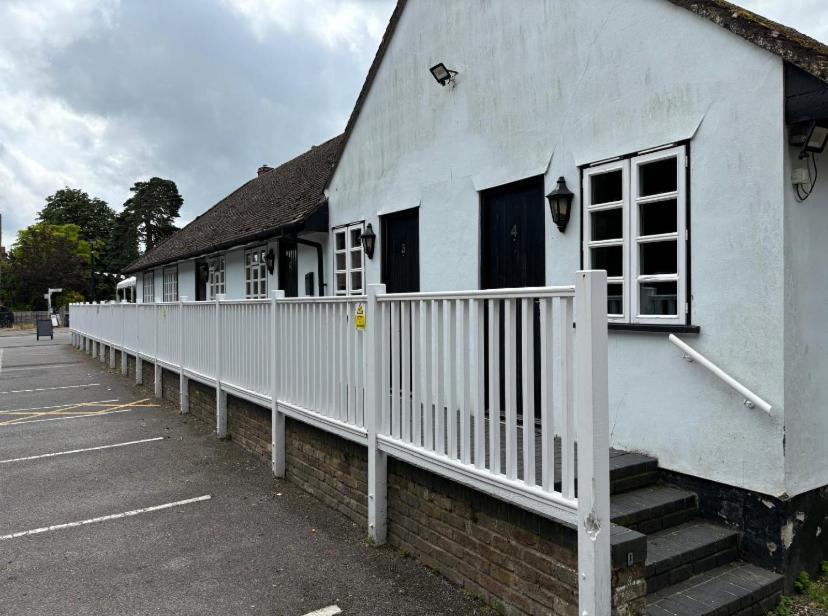 Stay And Relax At The Yew Tree Manuden Exterior photo