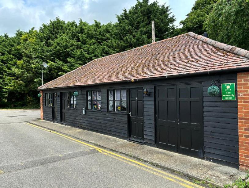 Stay And Relax At The Yew Tree Manuden Exterior photo
