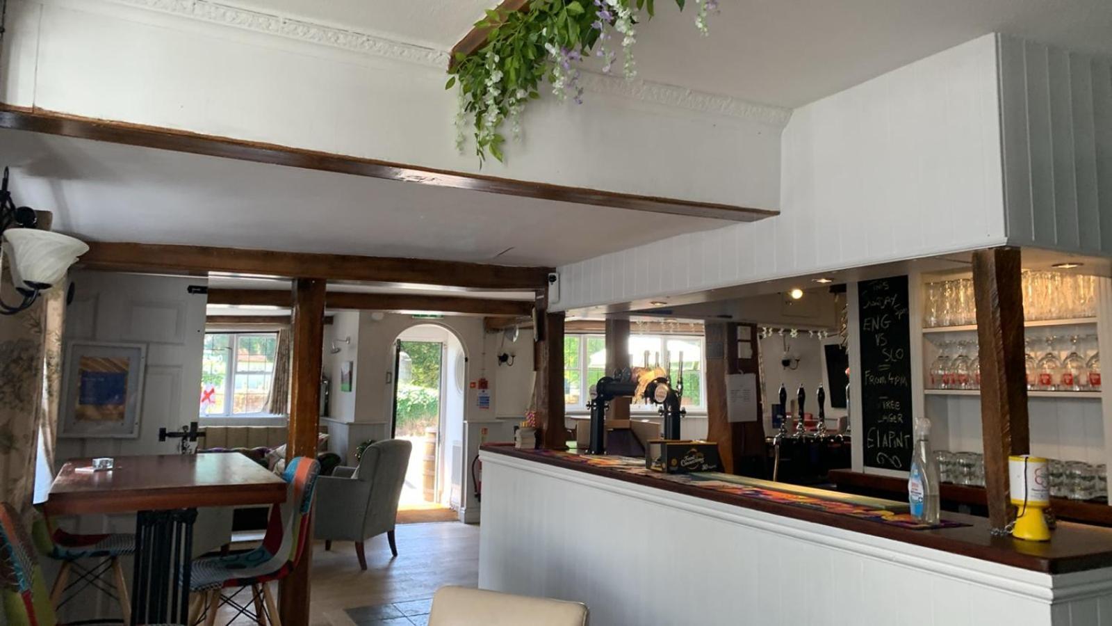 Stay And Relax At The Yew Tree Manuden Exterior photo