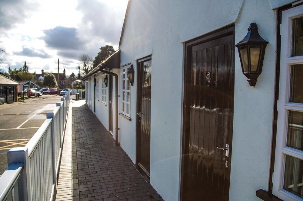 Stay And Relax At The Yew Tree Manuden Exterior photo